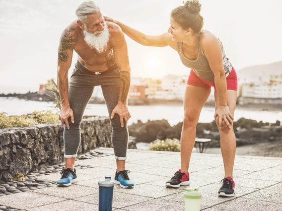 Älterer Sportler und jüngere Sportlerin