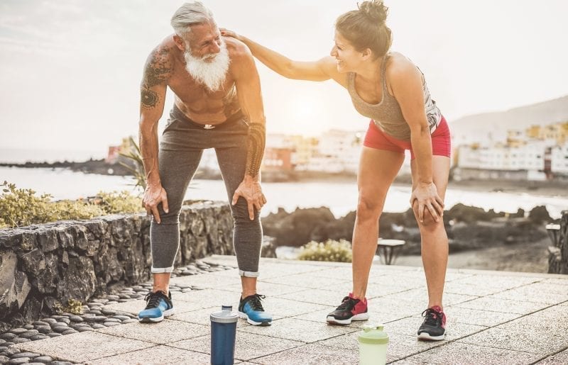 Älterer Sportler und jüngere Sportlerin