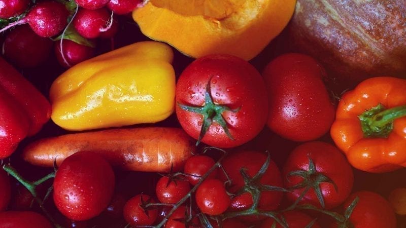 Rotes, gelbes und orangenes Gemüse und Obst