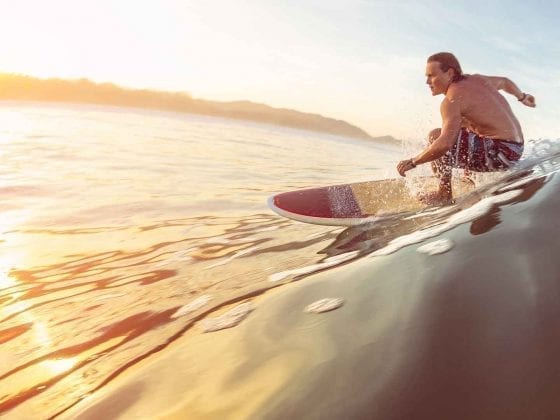 Ein Surfer reitet auf einer Meereswelle