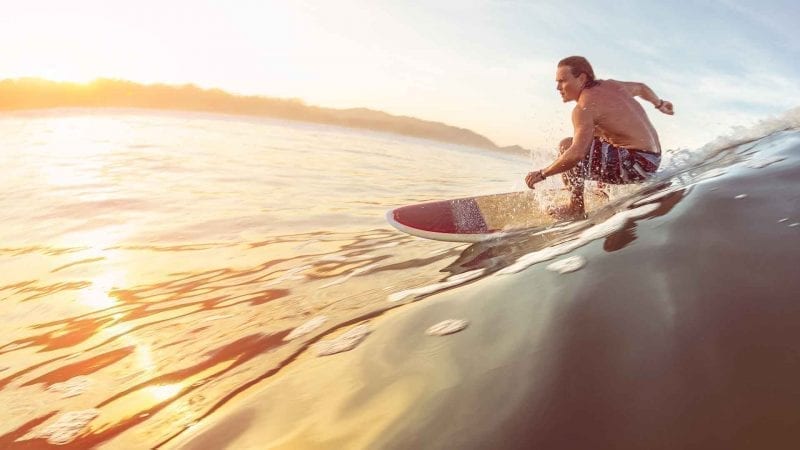 Ein Surfer reitet auf einer Meereswelle