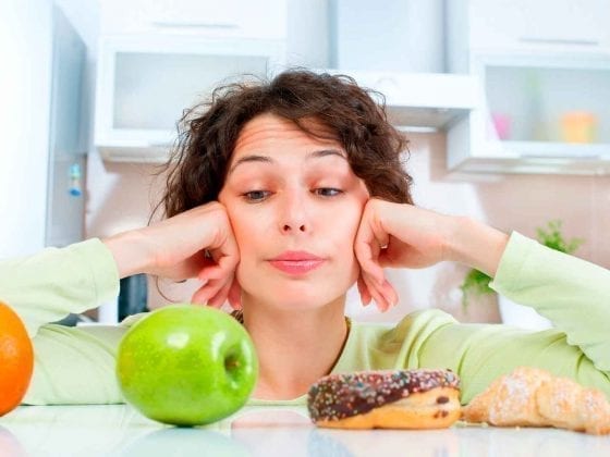 Eine Frau, Obst und Donuts