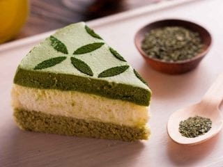 Ein Stück Matcha-Kuchen