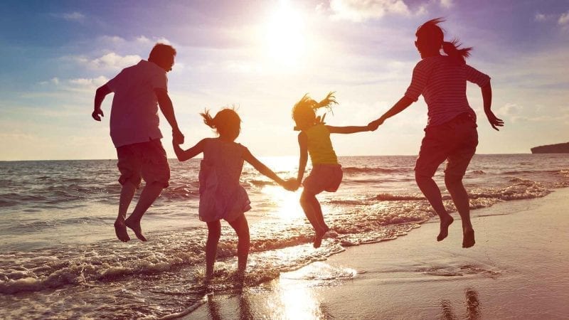 Ein vierköpfige Familie am Strand