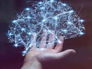 Männerhand und Lichtnetzwerk in Form eines Gehirns