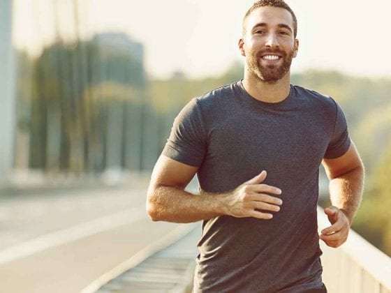 Ein Jogger läuft durch die Stadt.