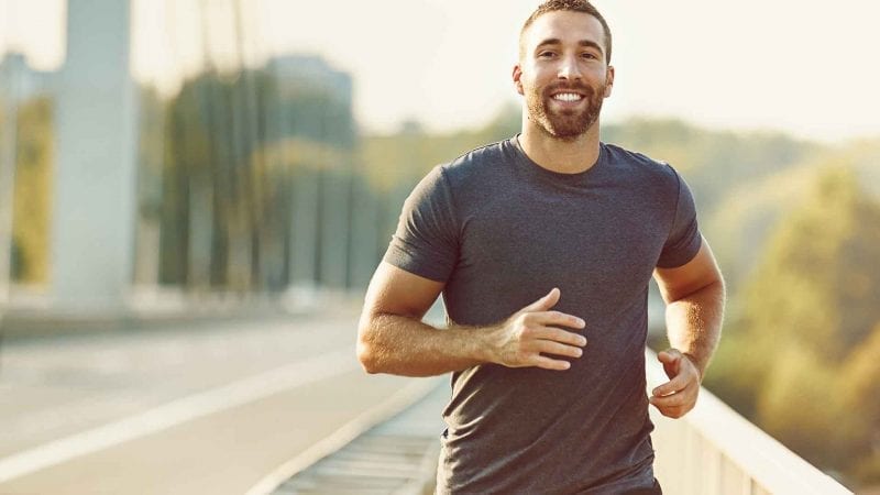 Ein Jogger läuft durch die Stadt.