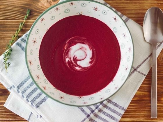 Eine Suppenschüssel mit Suppe aus Roter Beete und Möhren