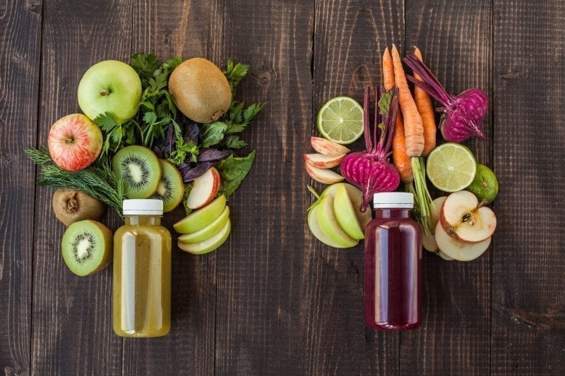 Zwei Smoothies mit Obst und Gemüsedekoration