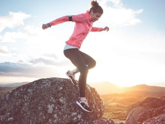 Eine Joggerin beim Berglauf