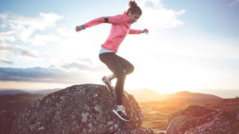 Eine Joggerin beim Berglauf