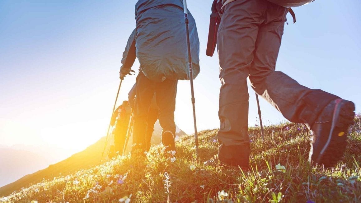 Wanderer gehen bei Sonnenschein