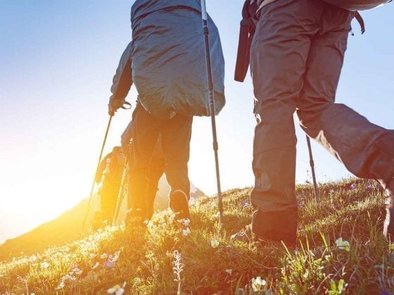 Wanderer gehen bei Sonnenschein