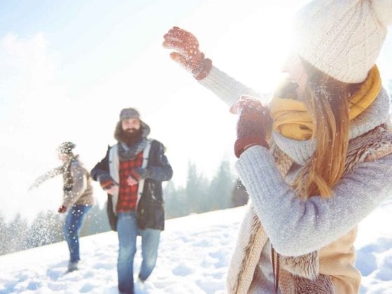 Junge Leute bei der Schneeballschlacht