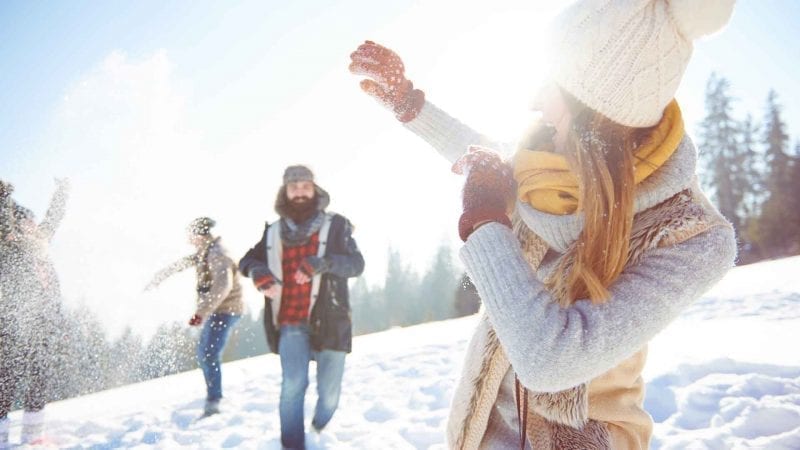 Junge Leute bei der Schneeballschlacht