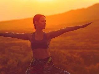 Frau in einer Yogaübung