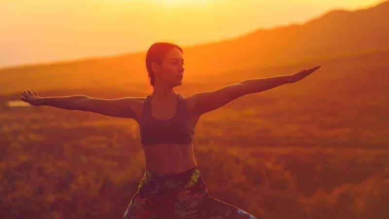 Frau in einer Yogaübung