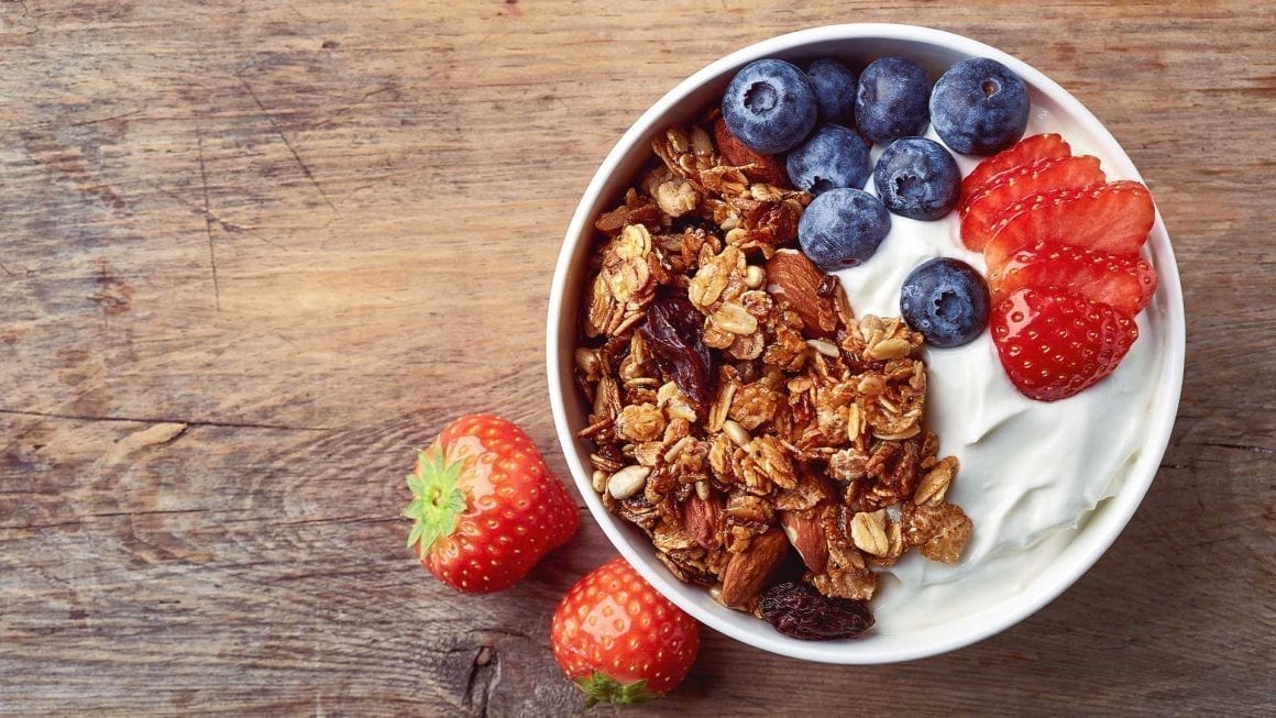 Müsli mit Blaubeeren und Erdbeeren