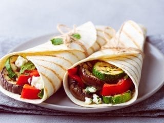 Zwei Auberginenwraps