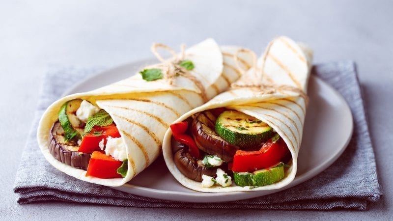 Zwei Auberginenwraps