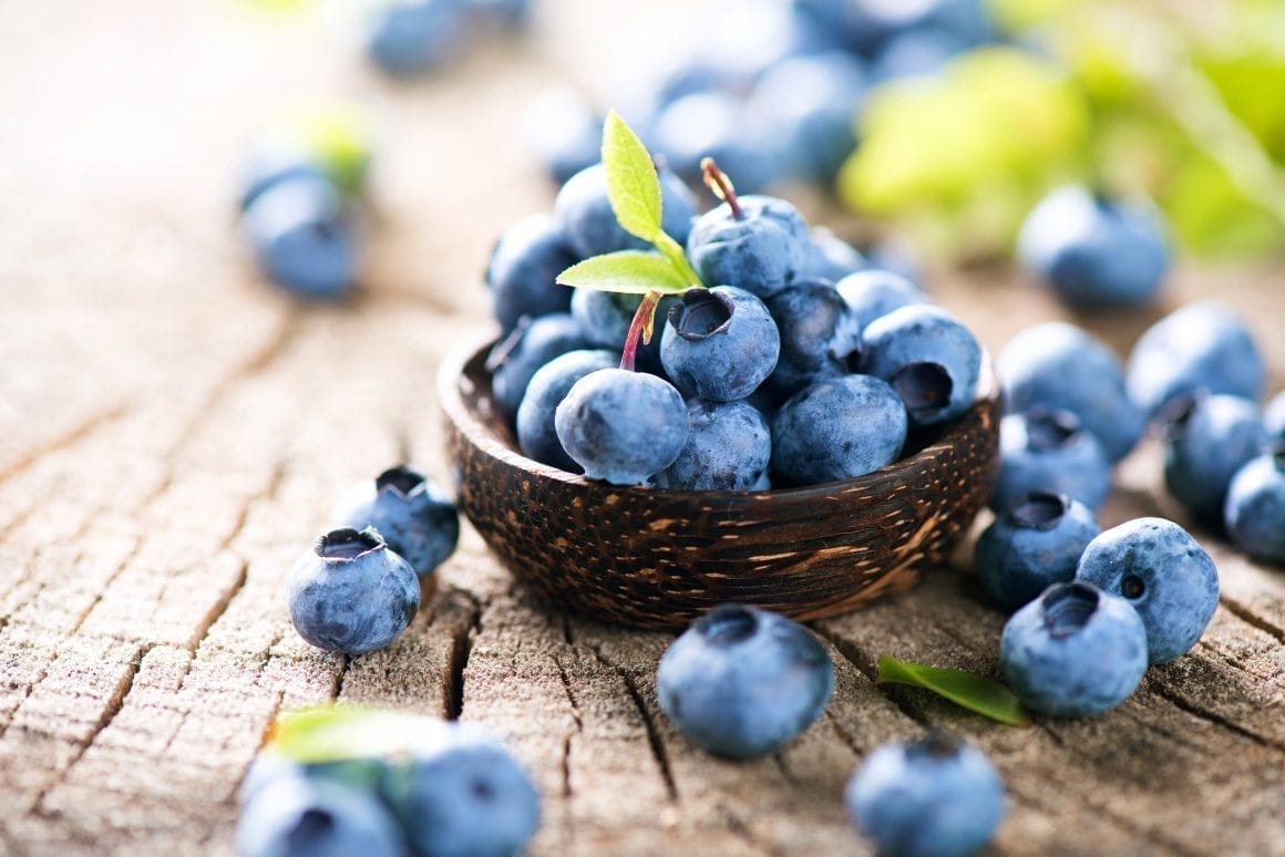 Heidelbeeren oder Blaubeeren in einer Schüssel