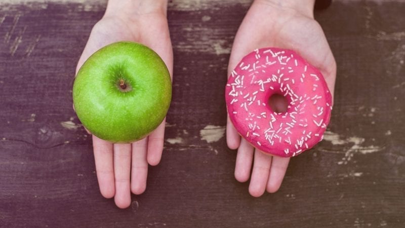 Grüner Apfel oder Rosa Donut