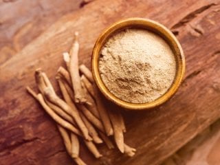 Ashwagandhapulver und Ashwagandhawurzeln