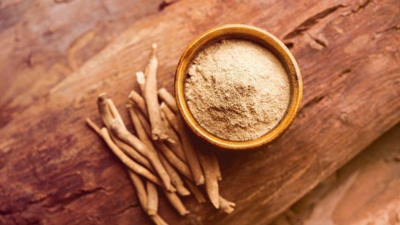 Ashwagandhapulver und Ashwagandhawurzeln