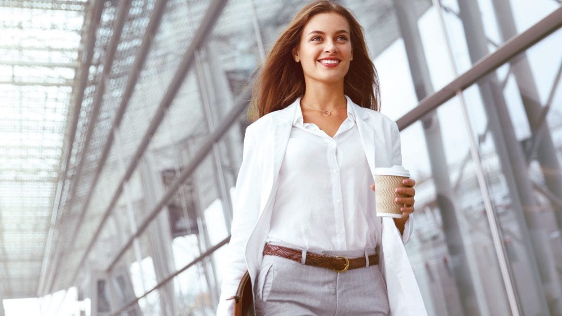 Frau mit Kaffee