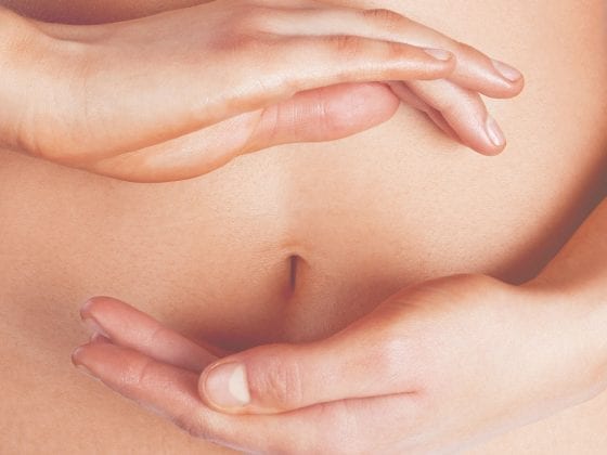 Frauenhände vor einem nackten Bauch