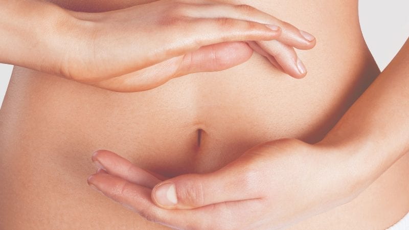 Frauenhände vor einem nackten Bauch