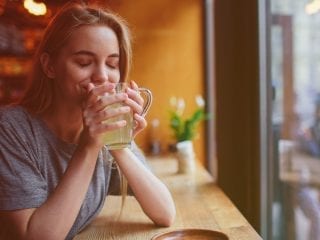 Eine Frau trinkt eine Tasse Tee