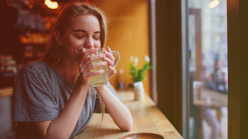 Eine Frau trinkt eine Tasse Tee