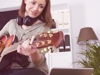 Frau spielt Gitarre