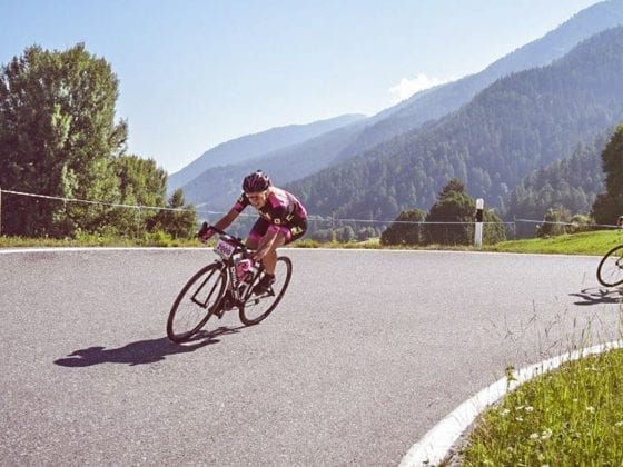 Zwei Radsportler bergaufwärts