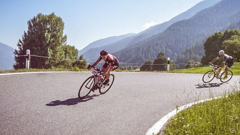 Zwei Radsportler bergaufwärts