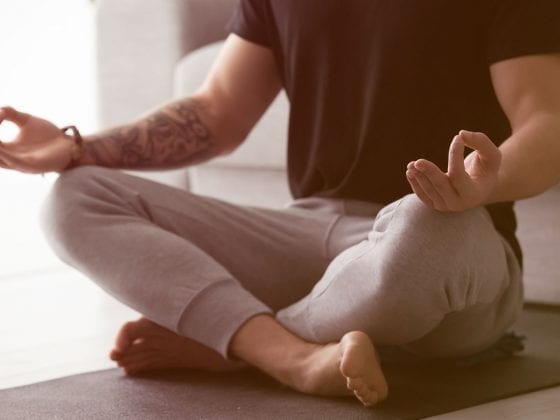 Ein Mann bei der Meditation