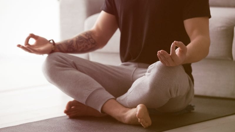 Ein Mann bei der Meditation