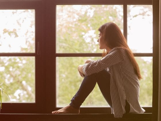 Frau schaut aus dem fenster