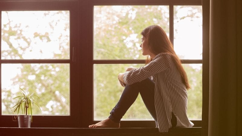 Frau schaut aus dem fenster