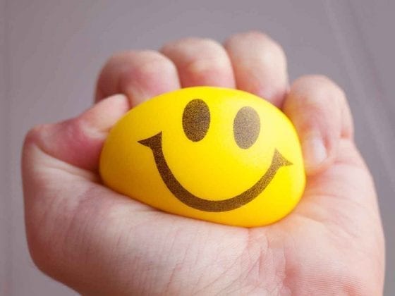 Smiley-Ball in einer Hand