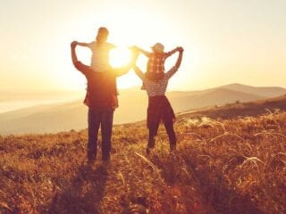 Paar mit Kindern in der Herbstsonne