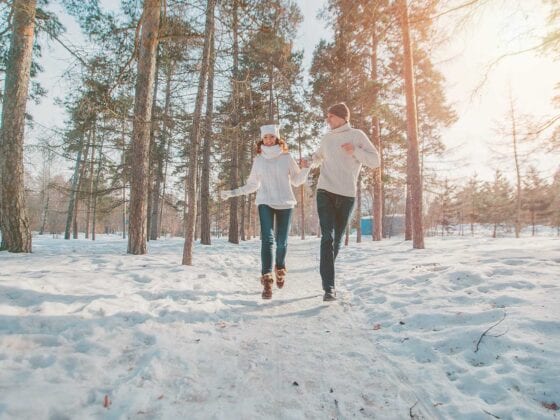 Paar läuft in Winterlandschaft