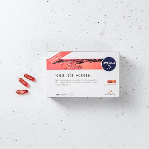 Produktpackung der Medicom Krillöl Forte Kapseln auf hellem Untergrund. 