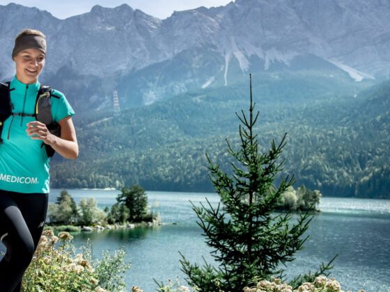 Sandro Mastropietro läuft vor Bergsee