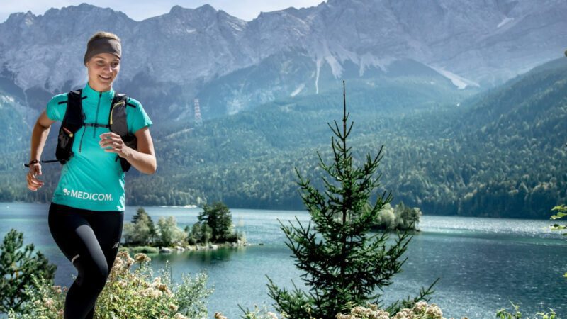 Sandro Mastropietro läuft vor Bergsee