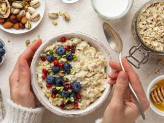 oatmeal mit bunten fruechten