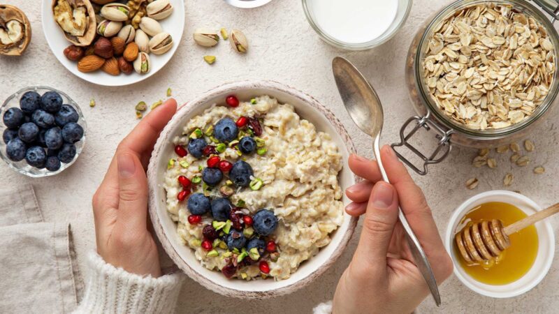 oatmeal mit bunten fruechten