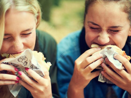 zwei frauen mit heisshunger auf hamburger