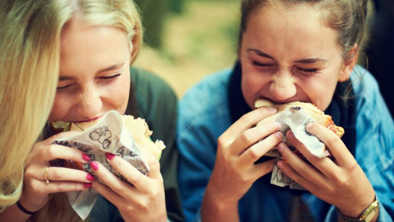 zwei frauen mit heisshunger auf hamburger